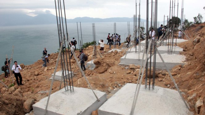 Chống xói lở đất đá xuống biển ở dự án sinh thái biển Tiên Sa xây không phép đang gây tranh cãi - Ảnh: Trường Trung