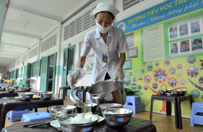 Thức ăn được chuẩn bị chu đáo và đảm bải dinh dưỡng cho các em theo thực đơn trong phần mềm “Xây dựng thực đơn cân bằng dinh dưỡng” tại Trường tiểu học Trưng Trắc (Q.11, TP.HCM) -Ảnh: DUYÊN PHAN