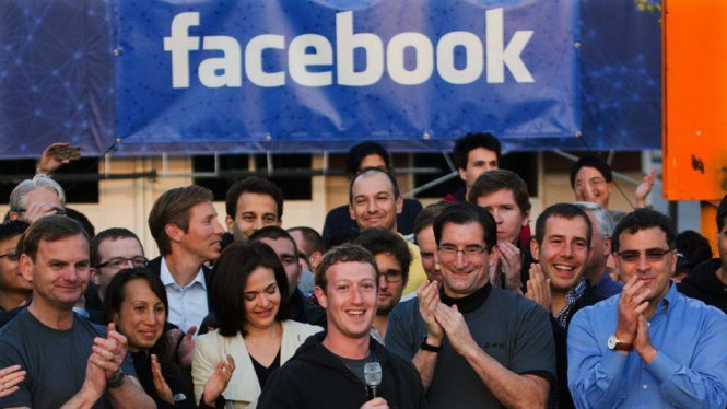 Giám đốc điều hành Mark Zuckerberg (giữa) rung chuông mở cửa sàn giao dịch Nasdaq nhân sự kiện Facebook phát hành cổ phiếu lần đầu ra công chúng (IPO) ngày 17-5- 2012 - Ảnh: Reuters