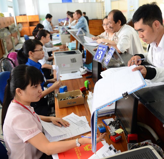 Đối với người lao động thuộc đối tượng thực hiện chế độ tiền lương do Nhà nước quy định, khi mức lương cơ sở tăng thì tiền lương cũng tăng. Trong ảnh: công chức làm việc tại UBND Q.Gò Vấp, TP.HCM - Ảnh: Q.Định