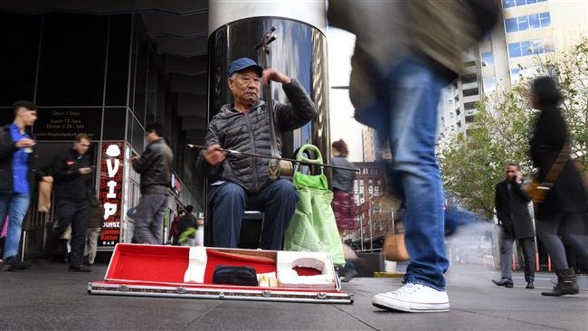 Một người chơi nhạc cụ Trung Quốc trên đường phố Sydney, Úc - Ảnh: AFP