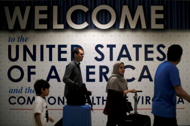 Người nhập cảnh vào Mỹ ở sân bay quốc tế Washington Dulles tại thành phố Dulles, bang Virginia - Ảnh: Reuters