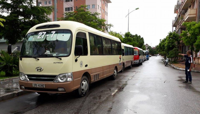 Hàng dài xe khách kéo về cổng Sở Giao thông vận tải Thái Bình để phản đối việc dừng hoạt động các tuyến xe khách nội tỉnh - ẢNH: Khánh Linh
