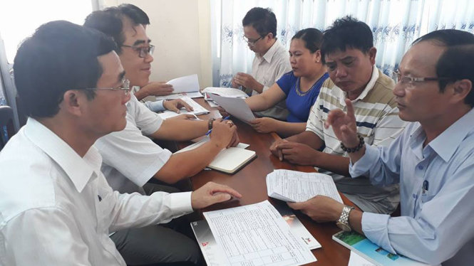 Đại diện bên phía nhà máy và tổ giám định trao đồi với ngư dân - Ảnh: THÁI THỊNH