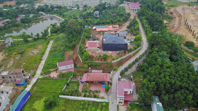 Khu biệt phủ (nằm trong hàng rào trắng) được báo chí thông tin liên quan đến ông Đặng Trần Chiêu - Ảnh: H. H.
