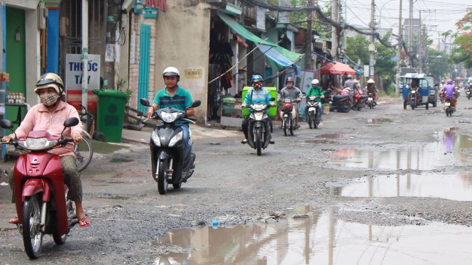 Đường Quốc lộ 13 cũ hư hỏng nặng - Ảnh: Nguyên Ngọc
