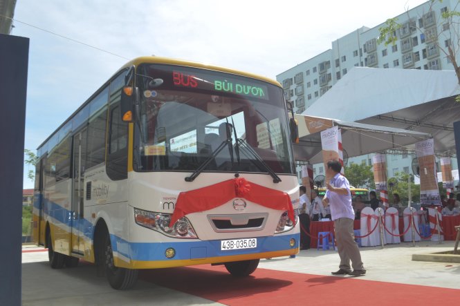 Đưa đón những vị khách đầu tiên - Ảnh: Tấn Lực
