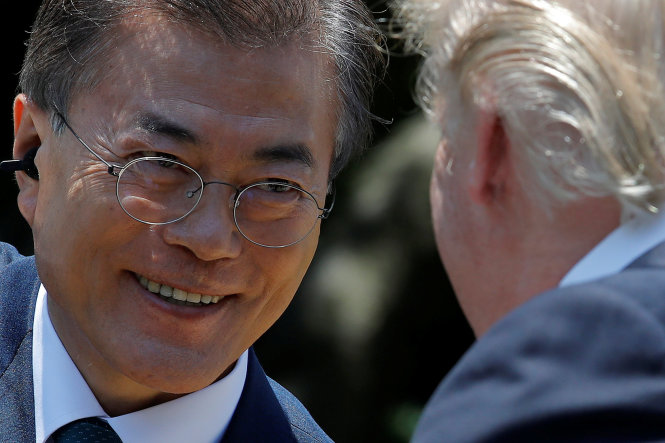 Tổng thống Hàn Quốc Moon Jae In (trái) và tổng thống Mỹ Donald Trump nhìn nhau sau khi ra tuyên bố chung tại Vườn Hồng của Nhà Trắng ngày 30-6 - Ảnh: Reuters