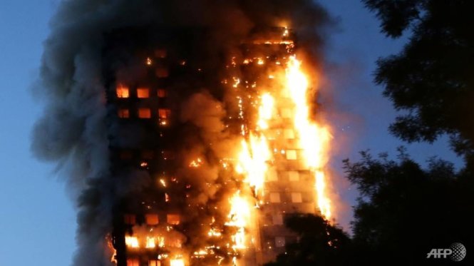 Tấm phủ ngoài tòa nhà Grenfell được cho là nguyên nhân khiến lửa lan đi nhanh chóng - Ảnh: AFP