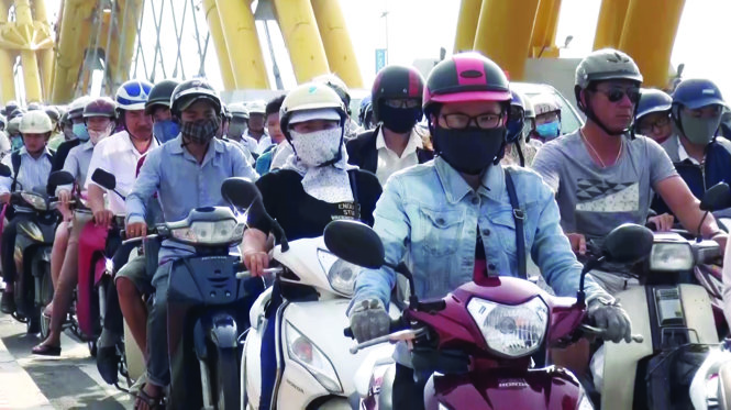 Kẹt xe trên cầu Rồng (Đà Nẵng) - Ảnh: NGÔ QUANG
