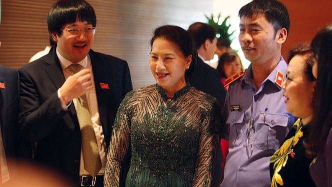 Chủ tịch Quốc hội Nguyễn Thị Kim Ngân trò chuyện với các đại biểu tham dự phiên khai mạc Kỳ họp thứ tư Hội đồng nhân dân TP Hà Nội - Ảnh Nguyễn Khánh