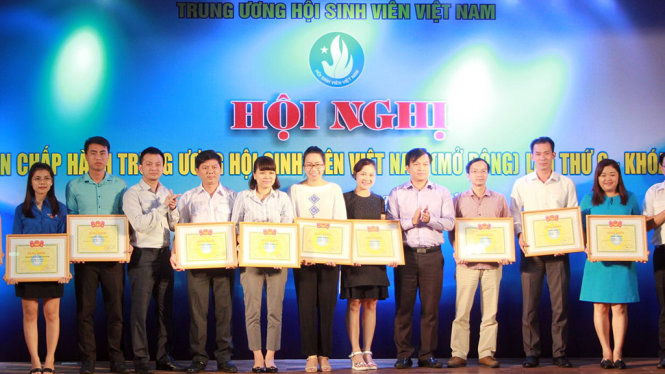 Anh Lê Quốc Phong - Bí thư thứ nhất TW Đoàn - chủ tịch Hội SVVN tặng bằng khen cho các cá nhân, đơn vị có thành tích xuất sắc trong công tác hội - Ảnh: ĐÔNG HÀ