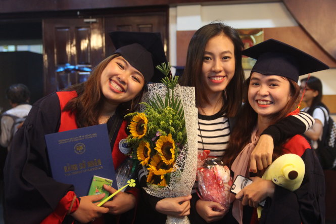 Huyền Trâm (bìa phải) cười tươi trong ngày tốt nghiệp - Ảnh: Q.PHƯƠNG