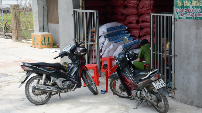 Lực lượng công an đang lấy lời khai các nhân chứng tại hiện trường sáng 3-7 - Ảnh: ĐỨC TRONG