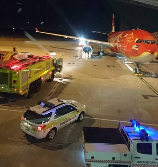 Máy bay AirAsia quay lại sân bay sau khi cất cánh vì va chạm với chim trời - Ảnh: Facebook