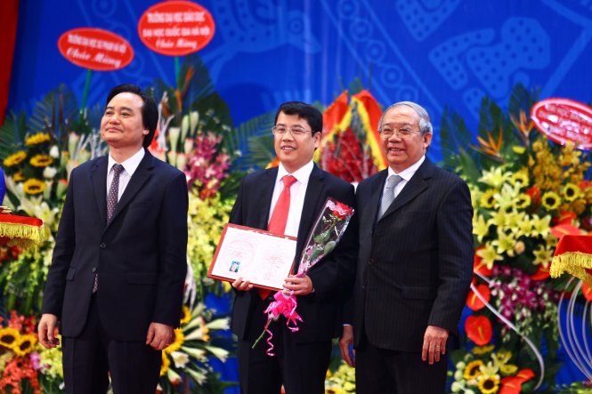 Bộ trưởng Bộ GD-ĐT - Chủ tịch Hội đồng chức danh GS Nhà nước Phùng Xuân Nhạ (bìa trái) và GS.TSKH Trần Văn Nhung - Tổng thư ký Hội đồng chức danh giáo sư Nhà nước (bìa phải) trao giấy chứng nhận đạt tiêu chuẩn chức danh giáo sư cho một tân giáo sư năm 2016 - Ảnh: NGUYỄN KHÁNH