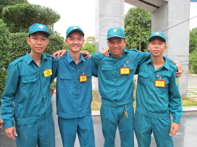 Bốn chiến sĩ dân quân tự vệ dũng cảm bắt cướp - Ảnh: K.Aanh