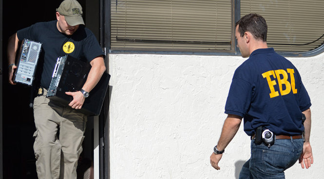 FBI khám xét nhà của Chun và tịch thu tài liệu - Ảnh: Reuters