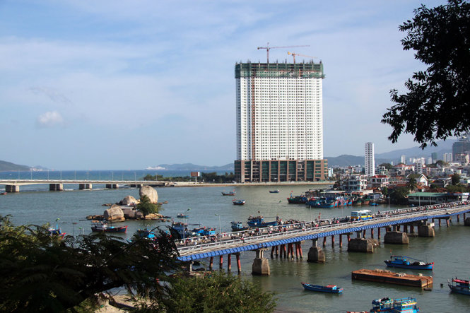 Công trình Mường Thanh Khánh Hòa hầu như chắn hết tầm nhìn ra Vịnh Nha Trang khi nhìn ra từ Tháp bà Ponagar - Ảnh: L.ĐAN