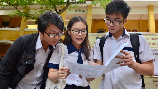 Thí sinh trao đổi sau giờ thi môn toán tại hội đồng thi Trường THPT Trưng Vương (TP.HCM). Ghi nhận chấm thi ở các tỉnh thành cho thấy nhiều thí sinh đạt điểm 10 môn thi này - Ảnh: Như Hùng