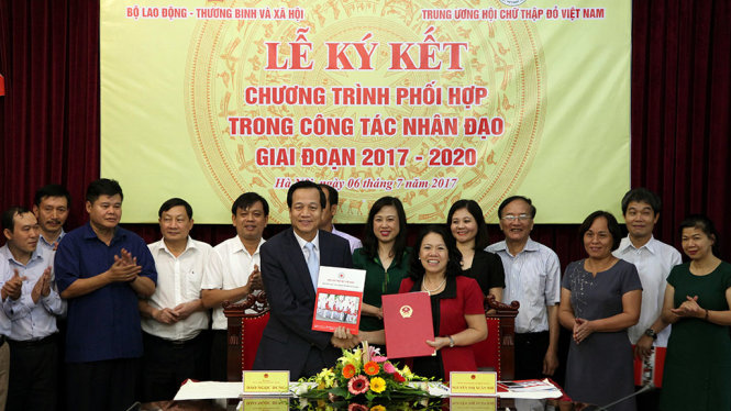 Bộ trưởng Bộ LĐTB&XH Đào Ngọc Dung và Chủ tịch Hội Chữ thập đỏ Việt Nam Nguyễn Thị Xuân Thu ký kết và trao bản chương trình hợp tác đến 2020 - Ảnh: Đ.BÌNH