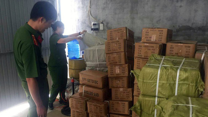 Lực lượng chức năng kiểm tra số hàng trong kho do ông Sứ làm chủ - Ảnh: B.AN