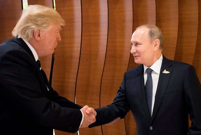 Tổng thống Mỹ Donald Trump bắt tay tổng thống Nga Vladimir Putin ngày 7-7 - Ảnh: Reuters