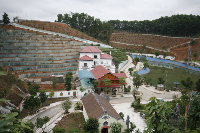 Khuôn viên “biệt phủ” của gia đình ông Phạm Sỹ Quý - giám đốc Sở TN&MT tỉnh Yên Bái - Ảnh: Nam Trần