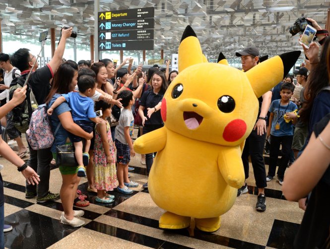 Một sự kiện tại sân bay quốc tế Changi (Singapore) tháng 11-2016 có sự xuất hiện của Pikachu - biểu tượng của trò chơi Pokémon Go - Ảnh: AFP