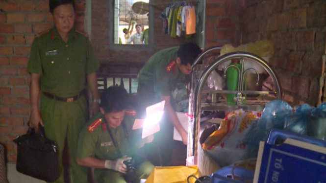 Công an đang khám nghiệm hiện trường - Ảnh: TRÚC NGỌC