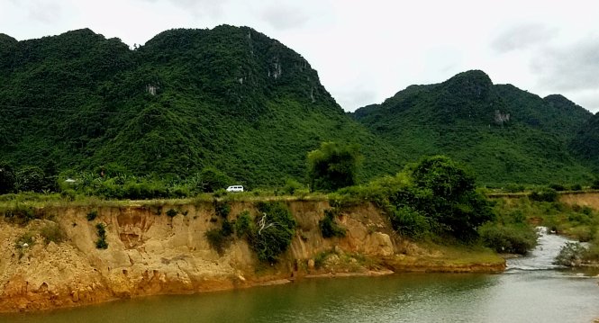 Sạt lở bờ sông Ngọn Rào chỉ còn cách đường Hồ Chí Minh khoảng 15 mét -
Ảnh: Quốc Nam