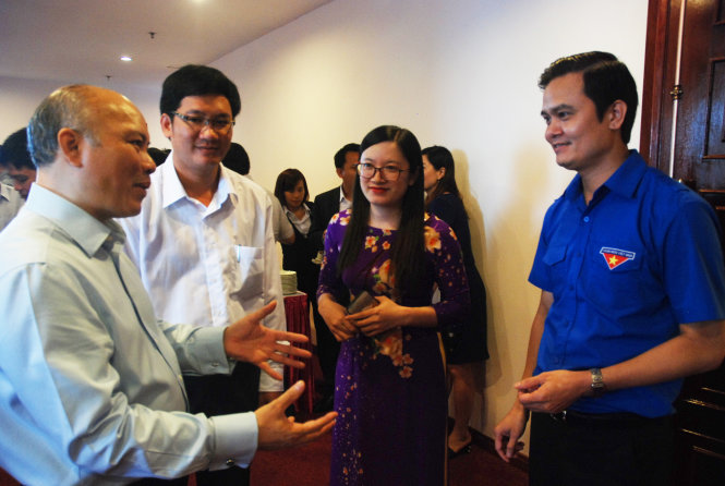 Trí thức trẻ từng là các phó chủ tịch xã trong dự án - nay giữ các chức vụ quan trọng - trao đổi với lãnh đạo Bộ Nội vụ và Trung ương Đoàn tại hội nghị - Ảnh: B.D.