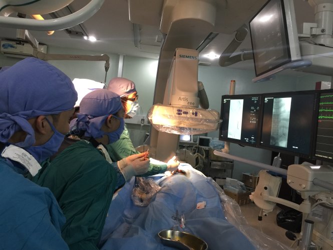 Chị M. bị hội chứng Budd Chiari được các bác sĩ chọc tĩnh mạch trên gan dưới hướng dẫn siêu âm - Ảnh: BSCC