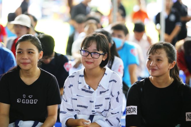 Thí sinh chăm chú lắng nghe tại buổi tư vấn xét tuyển - Ảnh: Như Hùng