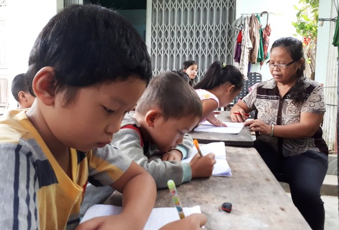 Cô Thanh bên những học trò miễn phí của mình - Ảnh: LÊ TRUNG