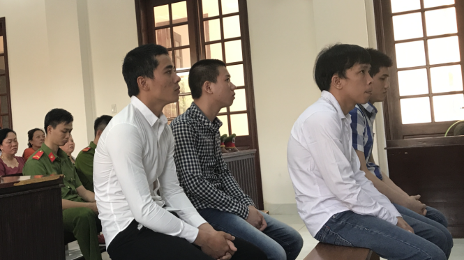 Các bị cáo tại tòa - Ảnh: H.Đ.