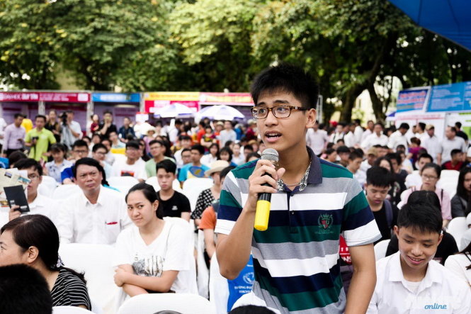 Thí sinh đặt câu hỏi tư vấn tại Ngày hội tư vấn xét tuyển ĐH, CĐ 2017 do Tuổi Trẻ tổ chức tại Hà Nội ngày 8-7. Ảnh: NGUYỄN KHÁNH