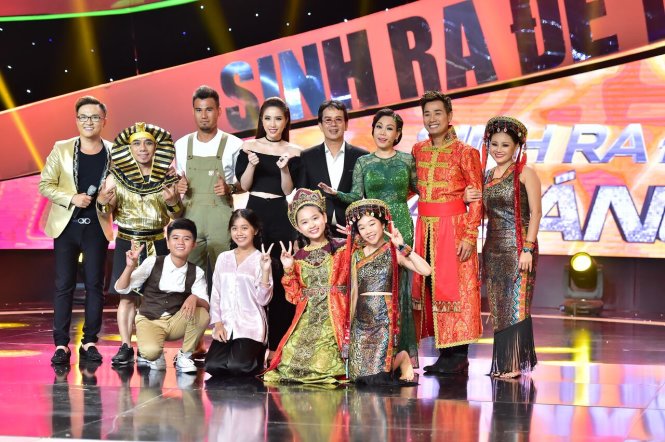 Cả bốn cặp thi của đêm chung kết chụp hình lưu niệm cùng ban bình luận: nghệ sĩ Việt Hương, nhạc sĩ Đức Huy và ca sĩ Bảo Thy .
