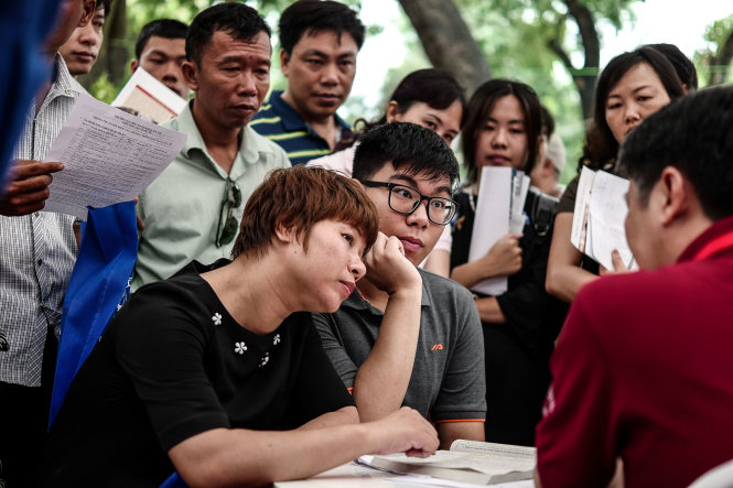 Thí sinh và phụ huynh cùng chăm chú nghe tư vấn về việc điều chỉnh nguyện vọng tại Ngày hội tư vấn xét tuyển tại Hà Nội năm 2017-
ảnh: Nguyễn Khánh