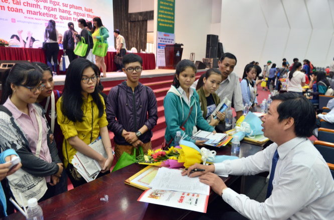 PGS.TS Nguyễn Ngọc Khôi (bìa phải) tư vấn cho các thí sinh, phụ huynh tại ngày hội tư vấn xét tuyển ĐH, CĐ diễn ra tại ĐH Bách Khoa TP.HCM - Ảnh: DUYÊN PHAN