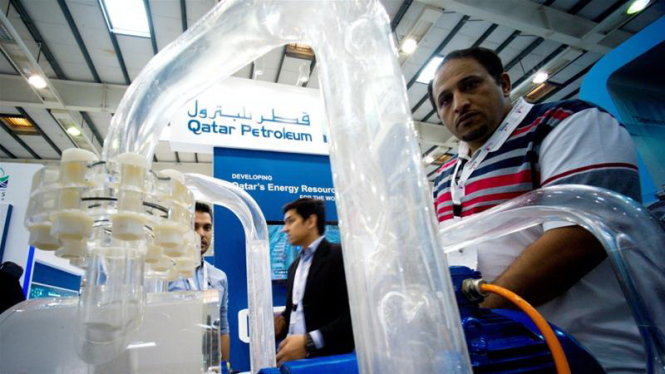 Dầu mỏ và khí đốt là cột trụ của kinh tế Qatar - Ảnh: Reuters