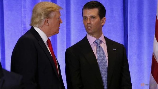 Tổng thống đắc cử Donald Trump (trái) trò chuyện cùng con trai Donald Trump Jr tại một cuộc họp báo ở sảnh của tòa Trump Tower ngày 11-1 - Ảnh: Reuters