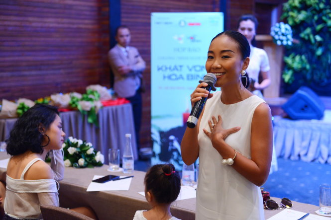 Ca sĩ Đoan Trang chia sẽ cảm nhận của mình khi tham gia Câu chuyện hoà bình - Ảnh: Quang Định
