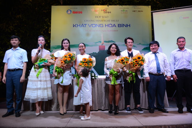 Ban tổ chức tặng hoa cho các nghệ sĩ tại buổi họp báo chương trình nghệ thuật Khát vọng hoà bình trưa 12-7 - Ảnh: Quang Định