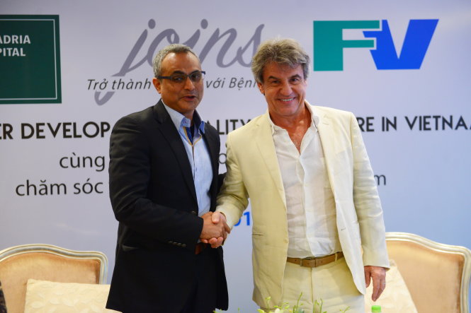 Bác sĩ Jean-Marcel Guillon (bìa phải) – Tổng giám đốc Bệnh viện FV và bác sĩ Amit Verma (giữa) – Thành viên ban giám đốc Qũy đầu tư Quadria Capital bắt tay tại lễ công bố về việc quỹ đầu tư Quadria Capital trở thành đối tác của Bệnh viện FV - Ảnh: QUANG ĐỊNH