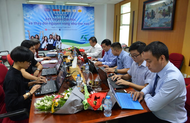 Các vị khách mời đang trả lời câu hỏi của thí sinh và phụ huynh - Ảnh: Duyên Phan