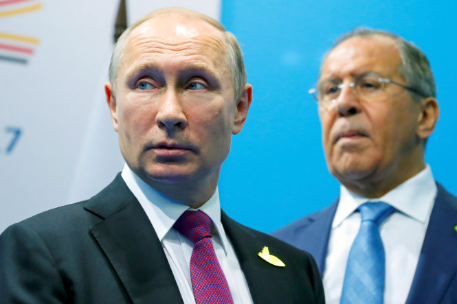 Tổng thống Nga Vladimir Putin (trái) và Ngoại trưởng Nga Sergei Lavrov tại thượng đỉnh G20 ở Đức - Ảnh: Reuters