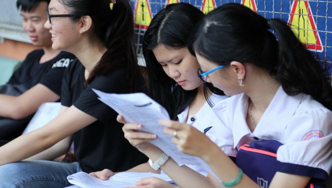 Thí sinh dự thi tổ hợp môn khoa học tự nhiên kỳ thi THPT quốc gia 2017 tại điểm thi trường THCS Mạch Kiếm Hùng, Q.5, TP.HCM - Ảnh: NHƯ HÙNG