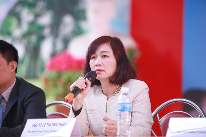 PGS.TS Lê Thị Thu Thủy, phó hiệu trưởng Trường ĐH Ngoại thương, tư vấn cho thí sinh tại chương trình tư vấn tuyển sinh năm 2017 do Báo Tuổi trẻ tổ chức - Ảnh: Nam Trần