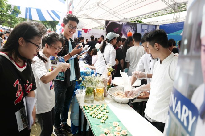 Thí sinh hào hứng tham gia Ngày hội tư vấn xét tuyển năm 2017 tại Hà Nội - Ảnh: Nguyễn Khánh